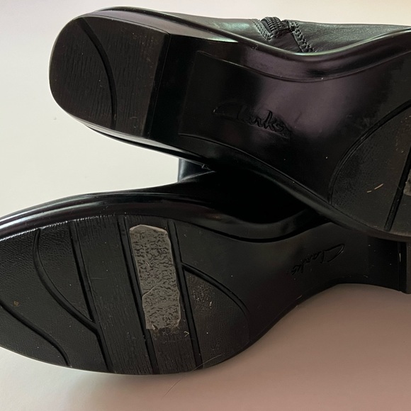 Like New CLARKS Leather Ankle Boots - Picture 7 of 9